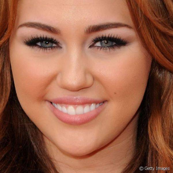Com pele bronzeada e olhos pretos, a cantora passou pelo red carpet do Kids' Choice Awards, em 2011
